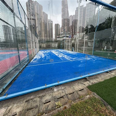 Padel, a aistrítear go minic mar leadóg cage